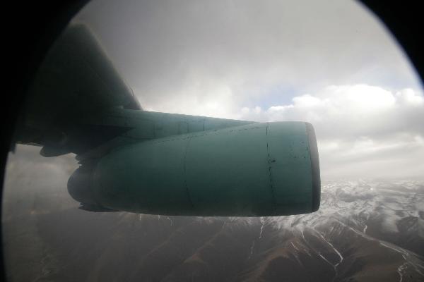 A military plane carrying recsuers from southwest China's Sichuan Province flies to the quake area in Yushu County, northwest China's Qinghai Province, in this picture taken on the plane, April 14, 2010. 