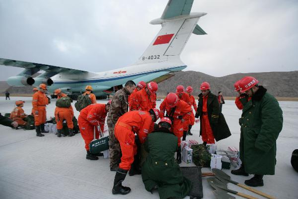 Members of a rescue team from southwest China's Sichuan Province arrive at an airport in quake-hit Yushu, northwest China's Qinghai Province, April 14, 2010.
