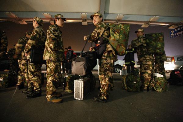 Rescuers prepare to board a plane at Xianyang International Airport in Xi'an, capital of northwest China's Shaanxi Province, April 15, 2010. 