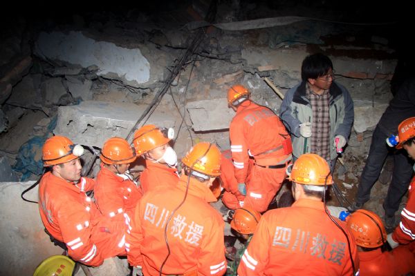 Rescuers from China's Sichuan Province work on the debris in Yushu County, northwest China's Qinghai Province, April 14, 2010. 