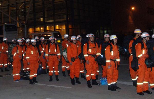 Rescuers from northwest China's Shaanxi Province arrive at Xining airport, Xining, capital of northwest China's Qinghai Province, April 15, 2010. A total of 108 rescuers from Shaanxi Province left for the quake-hit Yushu County early in the morning. 