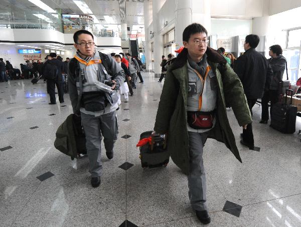 Medical staff leave for the quake-hit Yushu County, at Nanyuan airport in Beijing, capital of China, April 15, 2010. The first batch of medical staff from Beijing left here on Thursday for the 7.1-magnitude-earthquake-hit Qinghai Province.