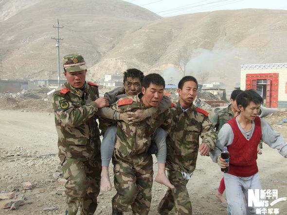 The Yushu armed police launched massive rescue in the earthquake-hit area before the rescuing equipment was transported to the quake site, April 14, 2010. Up to 8:00 PM, April 14, they have dug out with their own hands 960 people trapped in the ruins, including 62 bodies. The policemen&apos;s quick response after the quake saved valuable time for rescuing the residents&apos; lives.