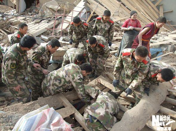 The Yushu armed police launched massive rescue in the earthquake-hit area before the rescuing equipment was transported to the quake site, April 14, 2010. Up to 8:00 PM, April 14, they have dug out with their own hands 960 people trapped in the ruins, including 62 bodies. The policemen&apos;s quick response after the quake saved valuable time for rescuing the residents&apos; lives.