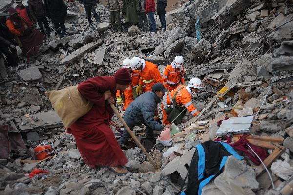 Rescuers and volunteers search for survivors among debris in earthquake hit Yushu County of northwest China's Qinghai Province, April 16, 2010. The rescuers have been doing unremitting efforts to save people's lives during the 'golden 72 hours' since the 7.1-magnitude quake struck Yushu early Wednesday.