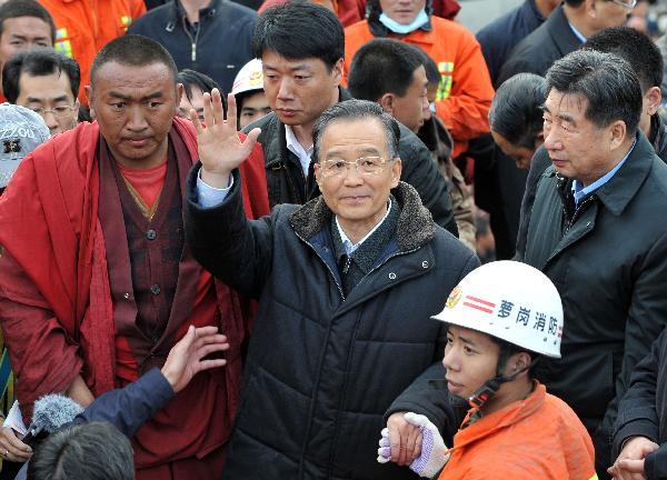 Chinese Premier Wen Jiabao (C) visits quake-affected local people in Gyegu Town of Tibetan Autonomous Prefecture of Yushu, northwest China's Qinghai Province, April 15, 2010.