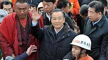 Chinese Premier Wen Jiabao (C) visits quake-affected local people in Gyegu Town of Tibetan Autonomous Prefecture of Yushu, northwest China's Qinghai Province, April 15, 2010.