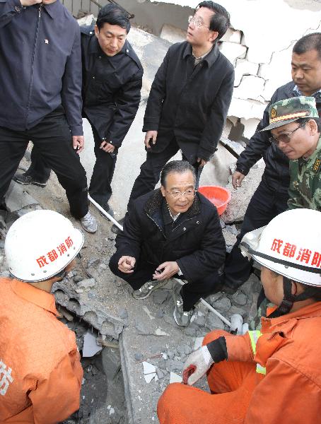Chinese Premier Wen Jiabao (C) inspects rescue work in Yushu, northwest China's Qinghai Province, April 15, 2010.