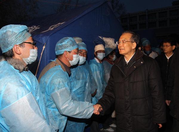 Chinese Premier Wen Jiabao (R) visits medical workers in Yushu, northwest China's Qinghai Province, April 15, 2010. 