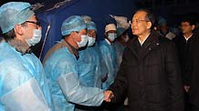 Chinese Premier Wen Jiabao (R) visits medical workers in Yushu, northwest China's Qinghai Province, April 15, 2010.