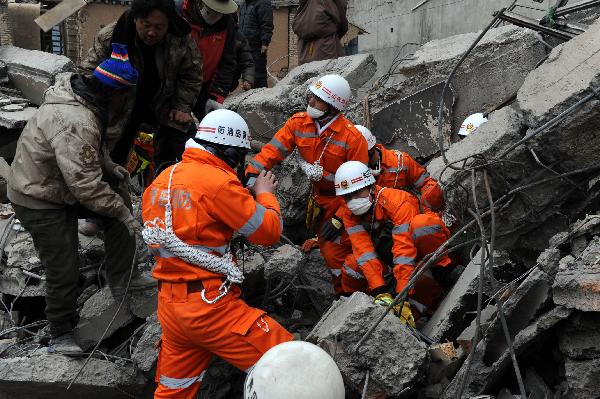 Rescuers from Qingdao of east China's Shandong Province search for survivors among debris of Minzu Hotel at Gyegu Town of earthquake hit Yushu County of northwest China's Qinghai Province, April 16, 2010. The rescuers have been doing unremitting efforts to save people's lives during the 'golden 72 hours' since the 7.1-magnitude quake struck Yushu early Wednesday.