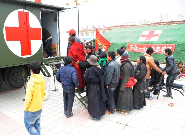 People wait to receive treatment at a military tent hospital in Gyegu Town of earthquake hit Yushu County of northwest China's Qinghai Province, April 16, 2010. Dozens of medical team have rushed to Yushu from all over China since the 7.1-magnitude quake struck here early Wednesday.