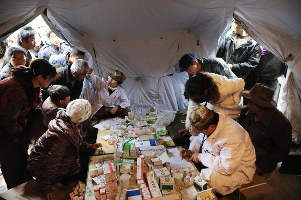 People wait to see doctors at a military tent hospital in Gyegu Town of earthquake hit Yushu County of northwest China's Qinghai Province, April 16, 2010. Dozens of medical team have rushed to Yushu from all over China since the 7.1-magnitude quake struck here early Wednesday.