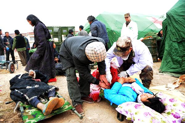 Injured people receive treatment at a military tent hospital in Gyegu Town of earthquake hit Yushu County of northwest China's Qinghai Province, April 16, 2010. Dozens of medical team have rushed to Yushu from all over China since the 7.1-magnitude quake struck here early Wednesday.