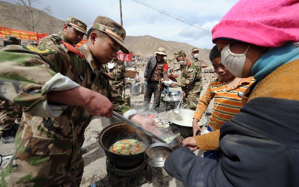 Rescuers distribute food to quake victims in quake-hit Yushu County y,northwest China's Qinghai Province, April 16, 2010. Rescue operations continued in Yushu to save more lives during the'golden 72 hours'since the 7.1-magnitude quake struck here early Wednesday.