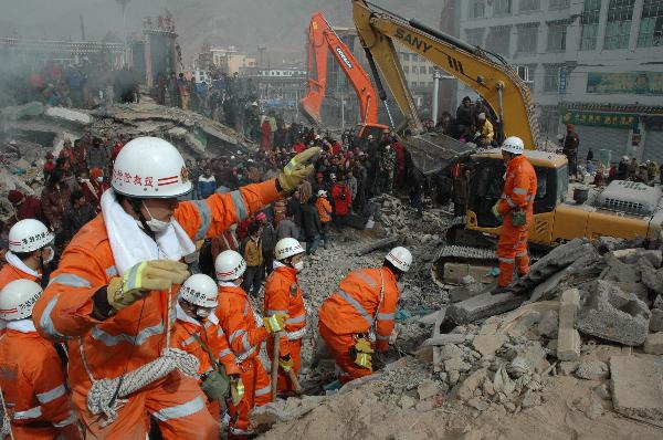 Large machineries are transported to rescue scene at debris of Minzu Hotel at Gyegu Town of earthquake hit Yushu County of northwest China&apos;s Qinghai Province, April 16, 2010. The rescuers have been doing unremitting efforts to save people&apos;s lives during the &apos;golden 72 hours&apos; since the 7.1-magnitude quake struck Yushu early Wednesday.