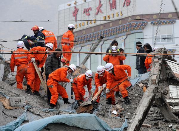 Rescuers from southwest China&apos;s Chongqing search for survivors among debris of a farm market of Gyegu Town of earthquake hit Yushu County of northwest China&apos;s Qinghai Province, April 16, 2010. The rescuers have been doing unremitting efforts to save people&apos;s lives during the &apos;golden 72 hours&apos; since the 7.1-magnitude quake struck Yushu early Wednesday.