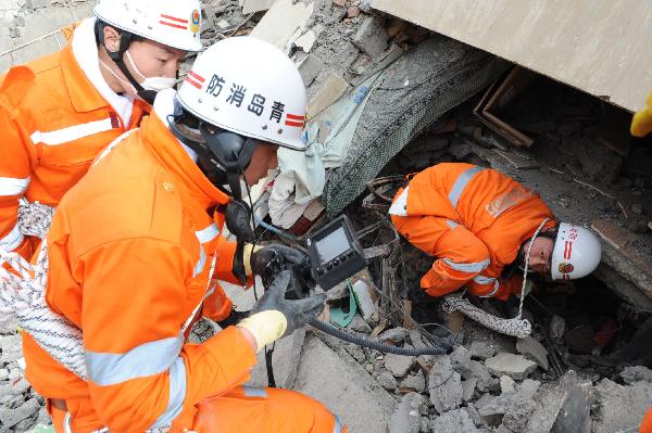 Rescuers from Qingdao of east China&apos;s Shandong Province use visual life-ditector to search for survivors among debris of Minzu Hotel at Gyegu Town of earthquake hit Yushu County of northwest China&apos;s Qinghai Province, April 16, 2010. The rescuers have been doing unremitting efforts to save people&apos;s lives during the &apos;golden 72 hours&apos; since the 7.1-magnitude quake struck Yushu early Wednesday.