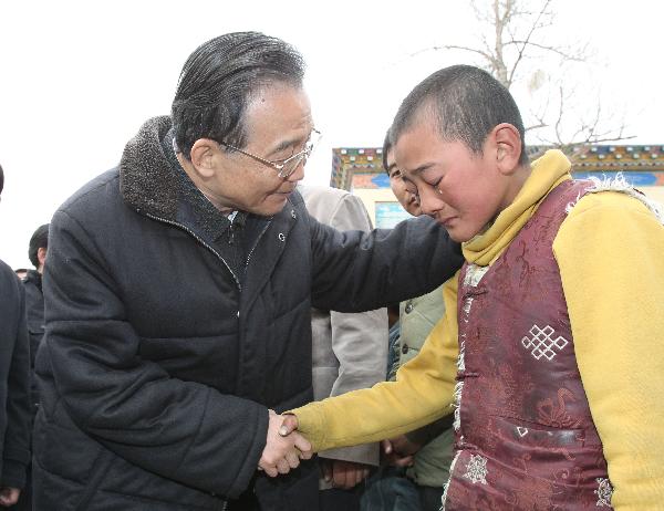 Chinese Premier Wen Jiabao (L) consoles a boy as he visits orphans in Yushu County of northwest China's Qinghai Province, April 16, 2010. 