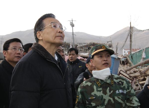 Chinese Premier Wen Jiabao (L Front) inspects quake ruins in Yushu County of northwest China's Qinghai Province, April 15, 2010.