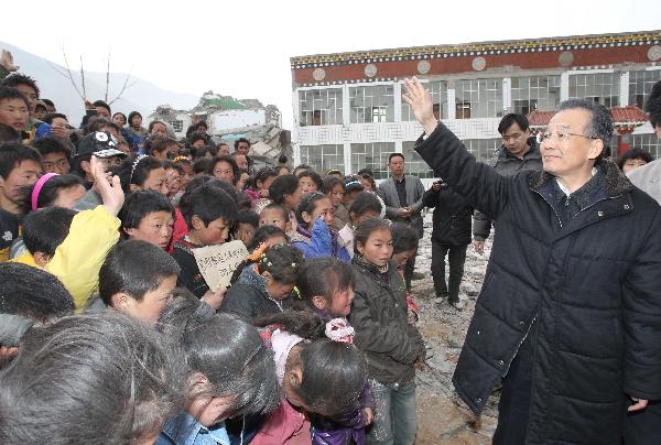 Chinese Premier Wen Jiabao (R) visits orphans in Yushu County of northwest China's Qinghai Province, April 16, 2010.