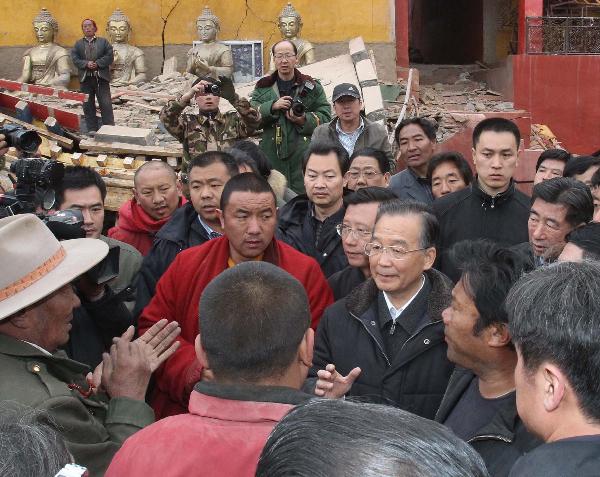 Chinese Premier Wen Jiabao (3rd R) visits monks at a temple at an altitude of 3,900 meters in Yushu County of northwest China's Qinghai Province, April 16, 2010. 