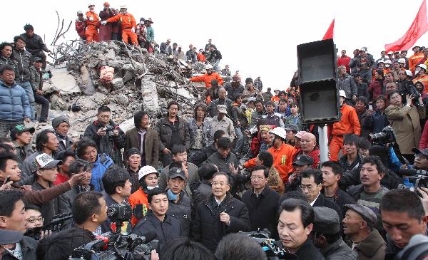 Chinese Premier Wen Jiabao (C Bottom) talks to people in Yushu County of northwest China's Qinghai Province, April 15, 2010.