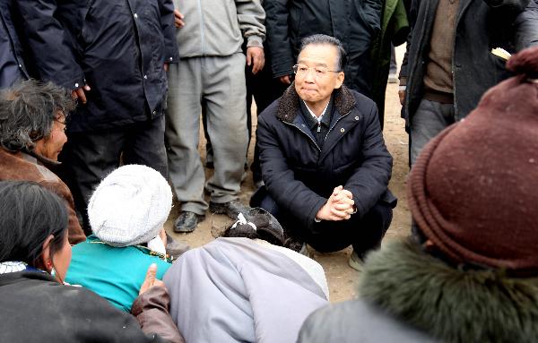 Chinese Premier Wen Jiabao (C) visits residents at Jiajiniang Village in Yushu County of northwest China's Qinghai Province, April 16, 2010. 