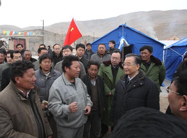 Chinese Premier Wen Jiabao (C) visits residents at Jiajiniang Village in Yushu County of northwest China's Qinghai Province, April 16, 2010.