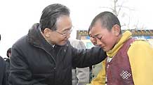 Chinese Premier Wen Jiabao (L) consoles a boy as he visits orphans in Yushu County of northwest China's Qinghai Province, April 16, 2010.