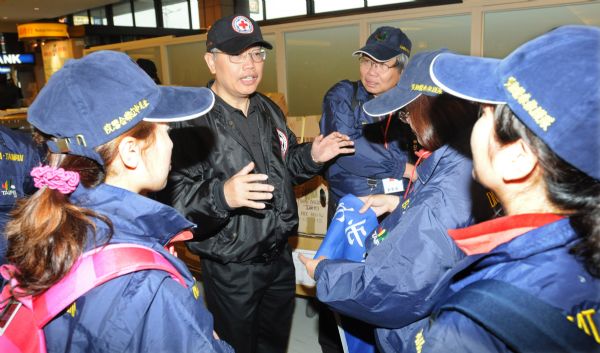 A group of medical staff members from Taiwan Red Cross have their photo taken before boarding at the Taoyuan International Airport in Taoyuan, southeast China's Taiwan province for quake-hit Yushu county, April 18, 2010.