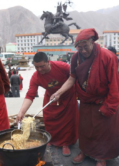 Local monks cook instant noodles for quake victims in Yushu, a Tibetan Autonomous Prefecture in Qinghai that was hit by a 7.1-magnitude earthquake early on Wednesday. 