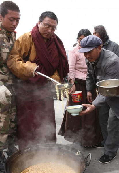 Local monks distribute instant noodles to quake victims in Yushu Tibetan Autonomous Prefecture in Qinghai that was hit by a 7.1-magnitude earthquake early on Wednesday.