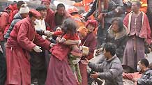 A 13-year-old Tibetan girl was saved by monks from Yushu Jiegu temple and China International Search.
