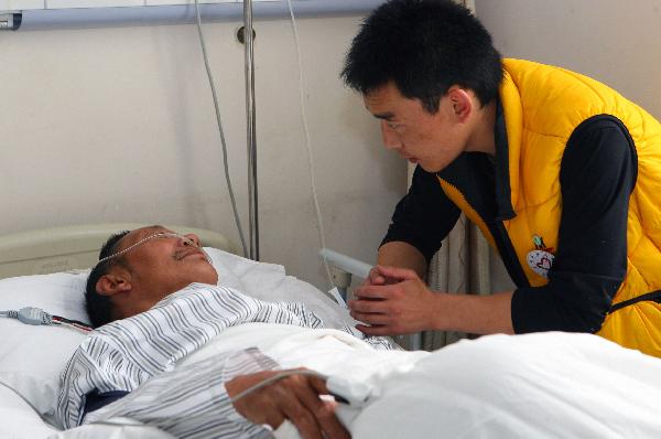 A volunteer (R) chats with an injured person at the 1st affiliated hospital of Xi&apos;an Jiaotong University in Xi&apos;an, northwest China&apos;s Shannxi province, April 18, 2010. Many volunteers of the Tibetan ethnic group supplied oral interpretation service in hospitals in Xi&apos;an, where injured people from the quake-hit Yushu Tibetan Autonomous Prefecture of northwest China&apos;s Qinghai Province are treated.