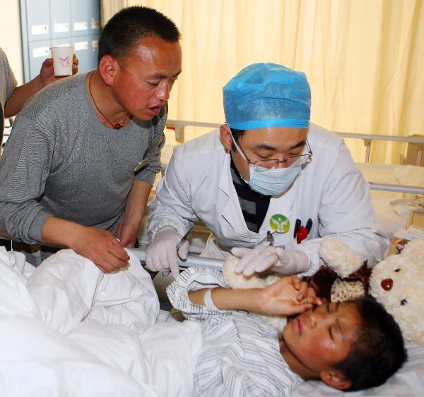 A volunteer (L) from the quake-hit Yushu Tibetan Autonomous Prefecture interprets for the doctor at the 1st affiliated hospital of Xi&apos;an Jiaotong University in Xi&apos;an, northwest China&apos;s Shannxi province, April 18, 2010. Many volunteers of the Tibetan ethnic group supplied oral interpretation service in hospitals in Xi&apos;an, where injured people from the quake-hit Yushu Tibetan Autonomous Prefecture of northwest China&apos;s Qinghai Province are treated.