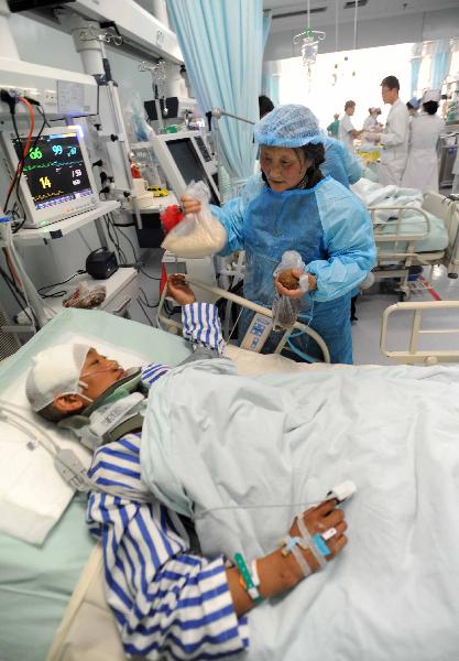Tibetan volunteer Cering from Ganzi Tibetan Autonomous Prefecture of Sichuan Province offers assistance to the injured at the Huaxi Hospital Affiliated to Sichuan University in Chengdu, southwest China&apos;s Sichuan Province, April 18, 2010.
