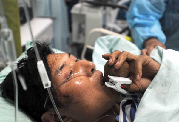 Tibetan volunteer Cering feeds food to an injured at the Huaxi Hospital Affiliated to Sichuan University in Chengdu, southwest China&apos;s Sichuan Province, April 18, 2010. Cering came from Ganzi Tibetan Autonomous Prefecture of Sichuan Province to the hospital and offered assistance to the injured people.