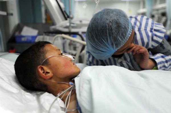 Injured Gajiao (D) and his elder sister Qiuqu meet for the first time after they were transfered from the quake-hit site for medical treatment at the Huaxi Hospital Affiliated to Sichuan University in Chengdu, southwest China&apos;s Sichuan Province, April 18, 2010. Nine-year-old Gajiao and his elder sister Qiuqu were transfered to the hospital after they were injured in the 7.1-magnitude earthquake. 