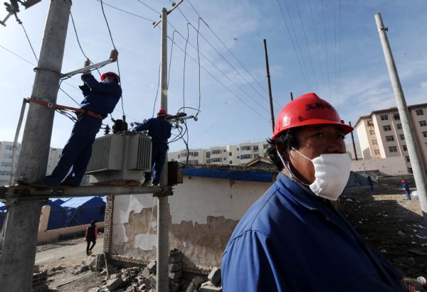Electric power workers repair Electric facilities in the quake-hit Yushu Tibetan Autonomous Prefecture of northwest China&apos;s Qinghai Province, April 19, 2010.