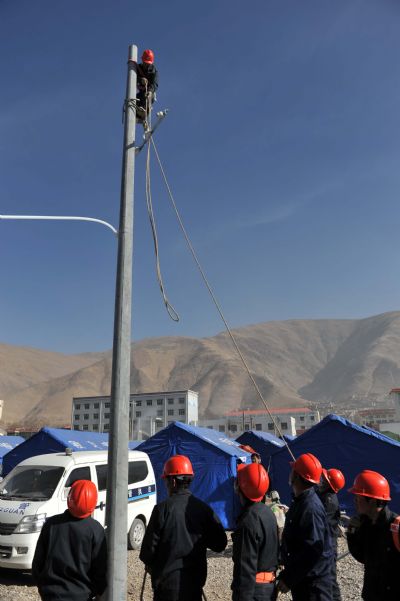 Electric power workers repair Electric facilities in the quake-hit Yushu Tibetan Autonomous Prefecture of northwest China&apos;s Qinghai Province, April 19, 2010.