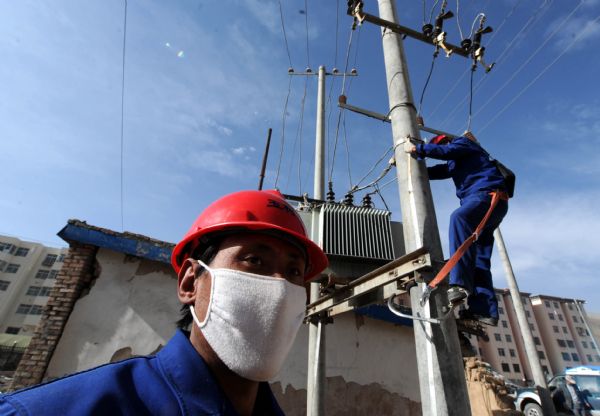 Electric power workers rush to repair Electric facilities in the quake-hit Yushu Tibetan Autonomous Prefecture of northwest China&apos;s Qinghai Province, April 19, 2010.