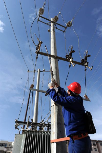 Electric power workers rush to repair Electric facilities in the quake-hit Yushu Tibetan Autonomous Prefecture of northwest China&apos;s Qinghai Province, April 19, 2010.