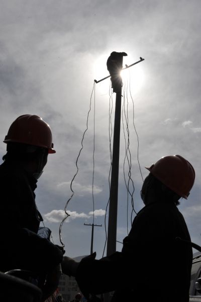 Electric power workers repair Electric facilities in the quake-hit Yushu Tibetan Autonomous Prefecture of northwest China&apos;s Qinghai Province, April 19, 2010. 