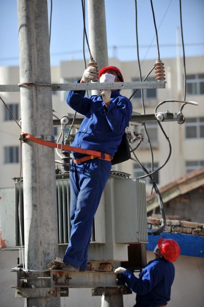 Electric power workers rush to repair Electric facilities in the quake-hit Yushu Tibetan Autonomous Prefecture of northwest China&apos;s Qinghai Province, April 19, 2010.