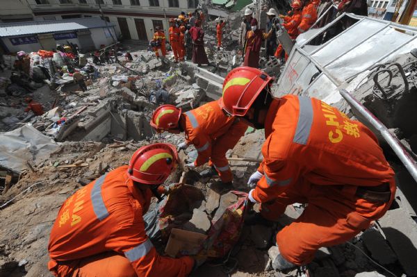 Members of China International Search and Rescue Team work in the quake-hit Yushu Tibetan Autonomous Prefecture of northwest China&apos;s Qinghai Province, April 19, 2010.