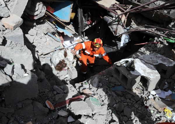 Members of China International Search and Rescue Team work in the quake-hit Yushu Tibetan Autonomous Prefecture of northwest China&apos;s Qinghai Province, April 19, 2010. 