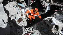 Members of China International Search and Rescue Team work in the quake-hit Yushu Tibetan Autonomous Prefecture of northwest China's Qinghai Province, April 19, 2010.