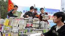 College students donate books at book fair in Beijing, capital of China, April 20, 2010. Students from universities of Beijing donated some 10,000 books on Tuesday to teenagers of quake-hit northwest China's Qinghai Province.