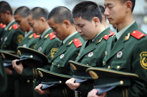 Frontier guards mourn for the victims of Yushu earthquake, in Shishi of southeast China's Fujian Province, April 21, 2010.